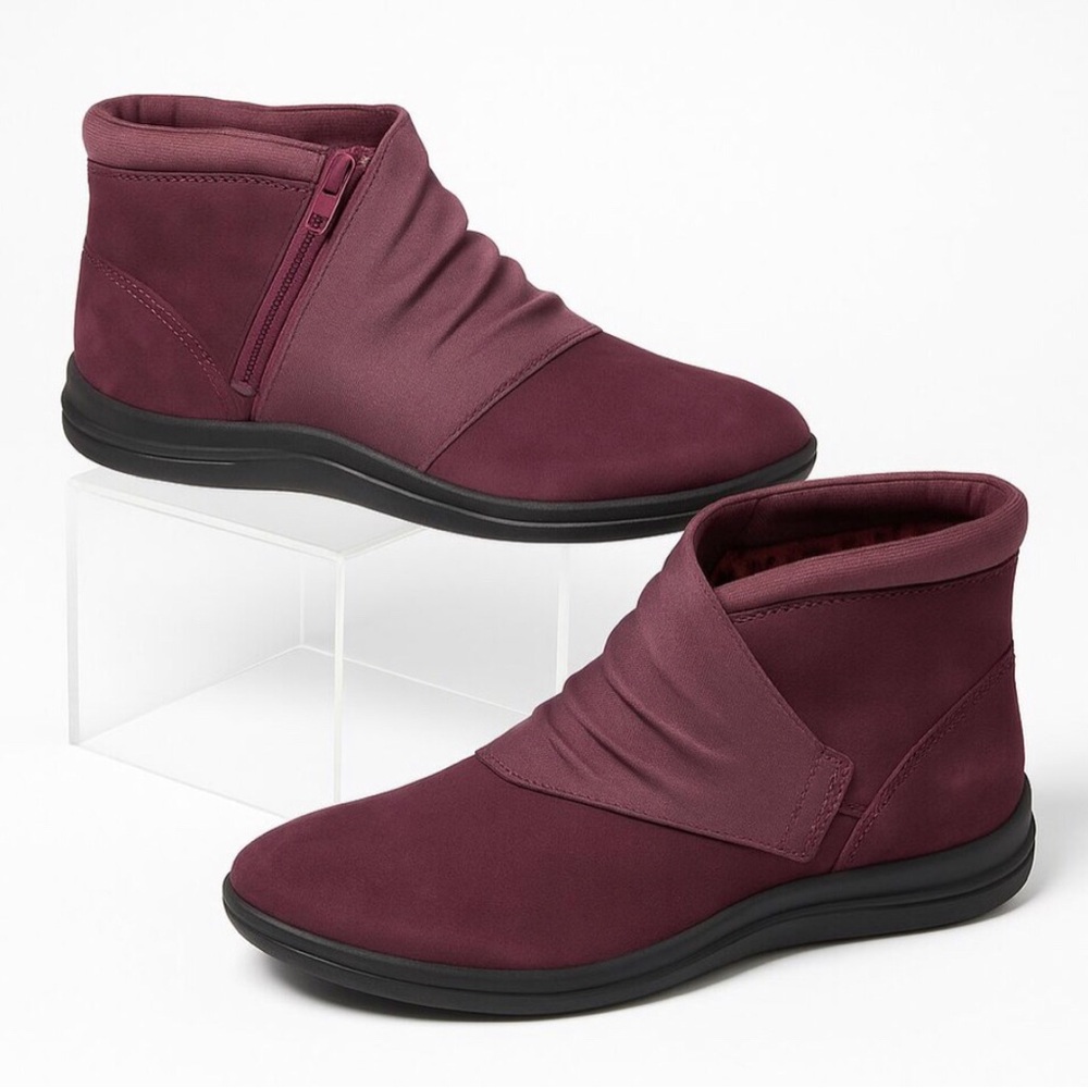 NWOT Clarks Cloudsteppers Purple Burgundy Comfortable Casual Ankle Boots Size 9
